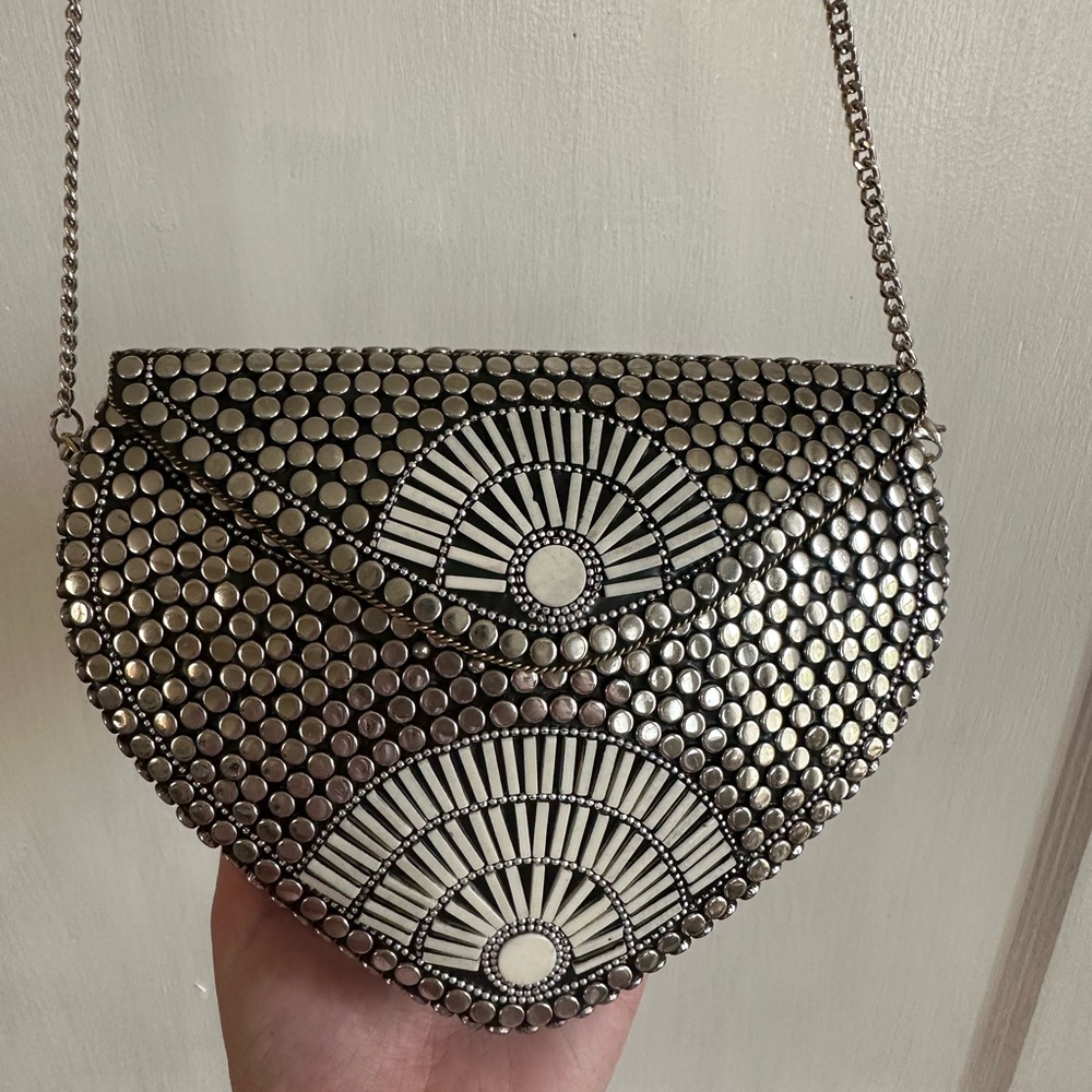 Antik Kraft Silver and Black Crossbody with Intricate Shell Design